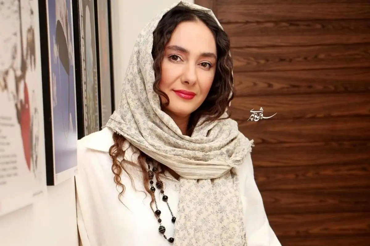 تصویر نادر و قدیمی از پشت صحنه سریال «غریبه» در مشهد با استایل دهه ۷۰ هانیه توسلی