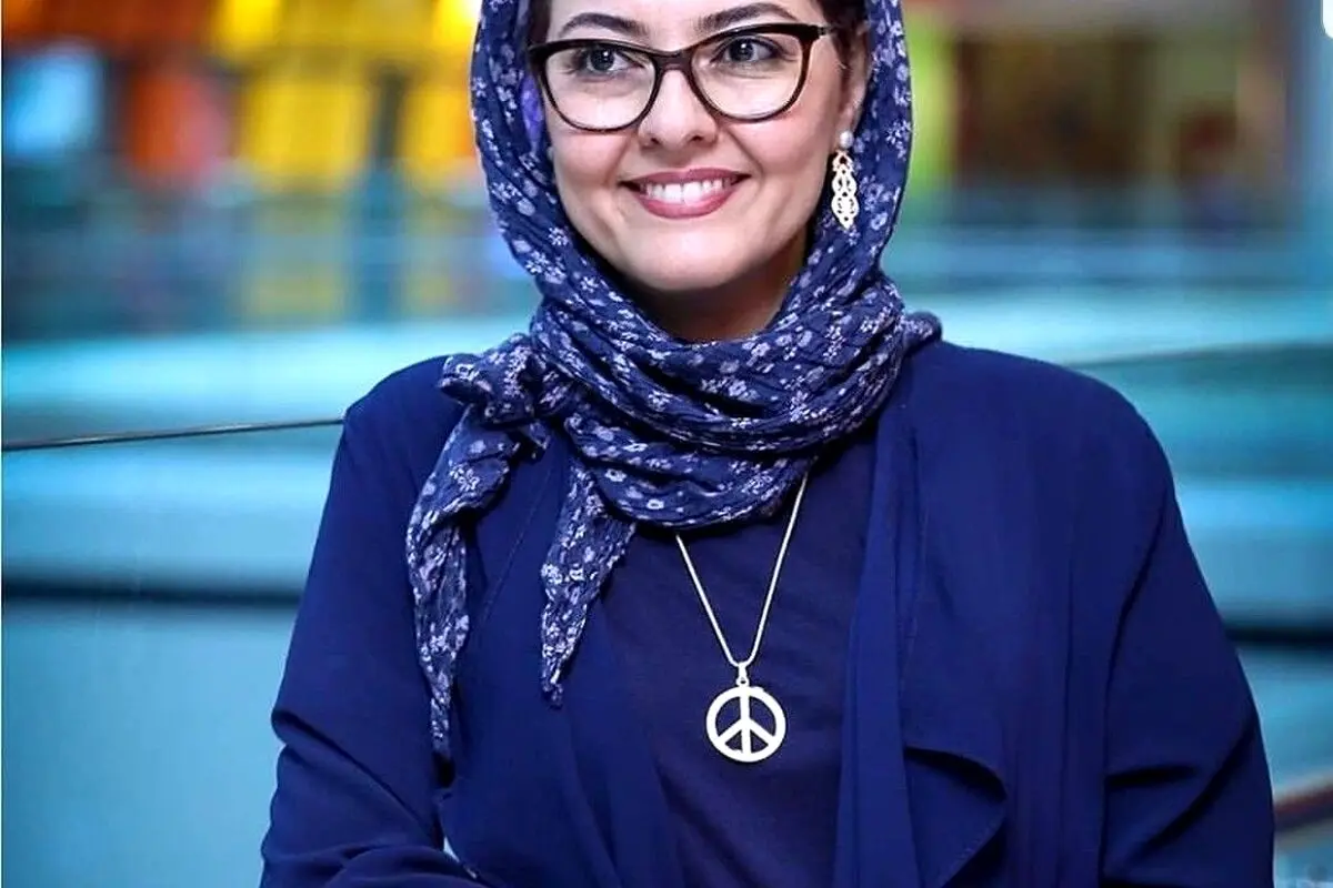خوش‌گذرونی آناهیتا همتی و مادرش در کنار دریا در هوای سرد پاییزی