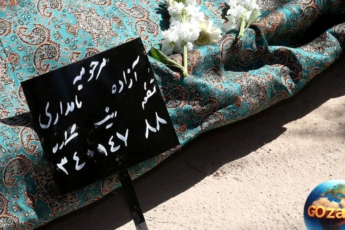 تصاویر غم‌انگیز و چهره‌های اندوهگین هنرمندان در مراسم سالگرد درگذشت آزاده نامداری + عکس‌های دیدنی