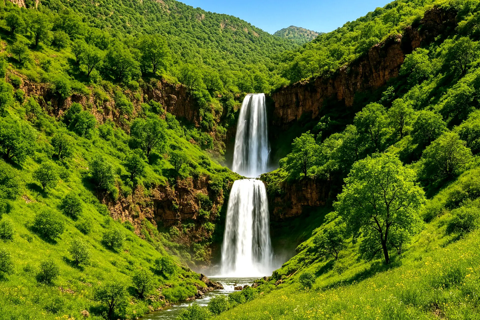 بهار کجا بریم؟ آبشار دو طبقه و شگفت‌انگیز اراز در دل طبیعت لرستان