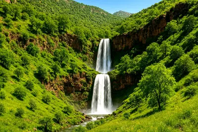 بهار کجا بریم؟ آبشار دو طبقه و شگفت‌انگیز اراز در دل طبیعت لرستان