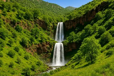 بهار کجا بریم؟ آبشار دو طبقه و شگفت‌انگیز اراز در دل طبیعت لرستان