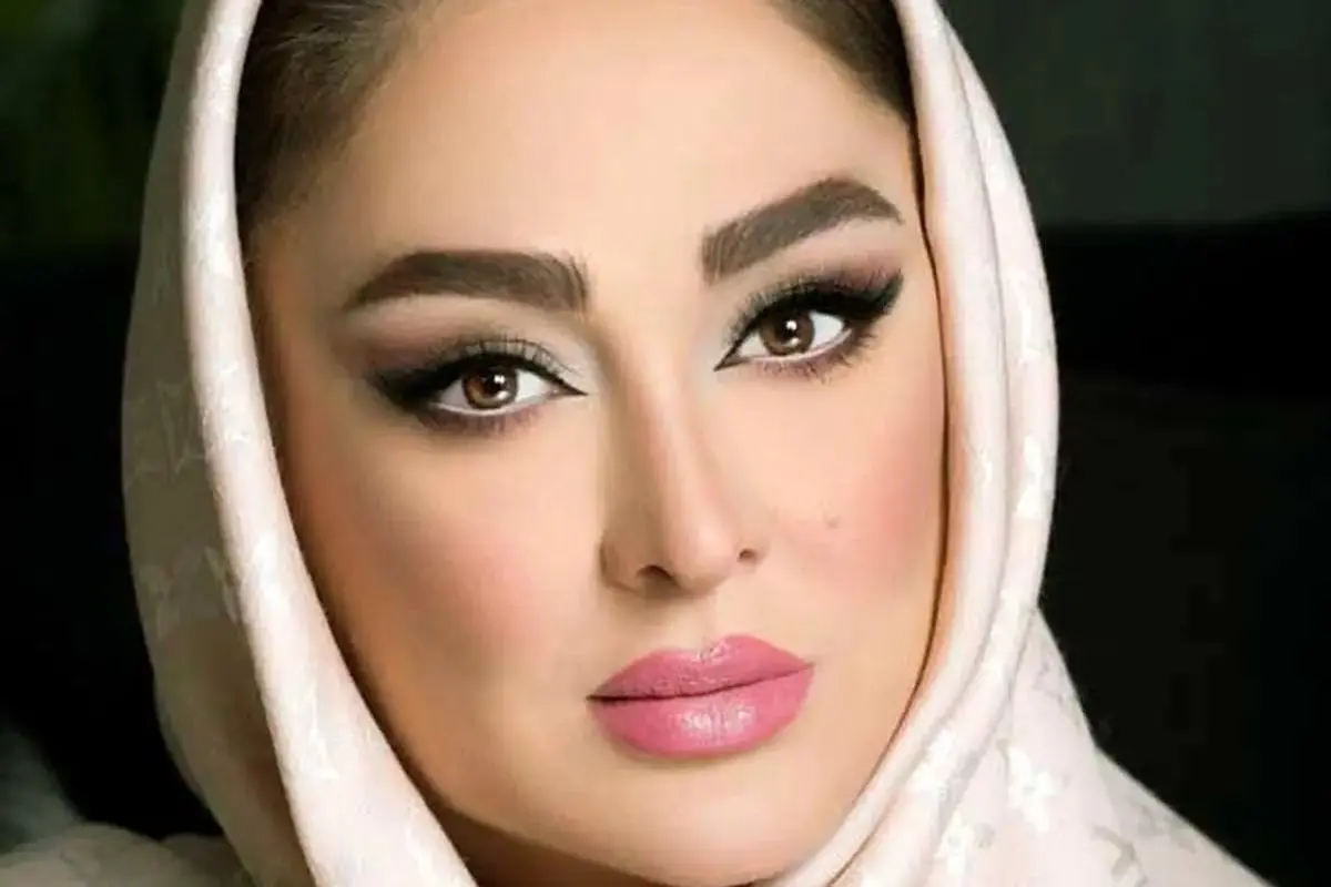 تصویر جدید و خاص الهام حمیدی با مانتو کتی آبی رنگ و دکمه دار برای خانمهای شیکپوش