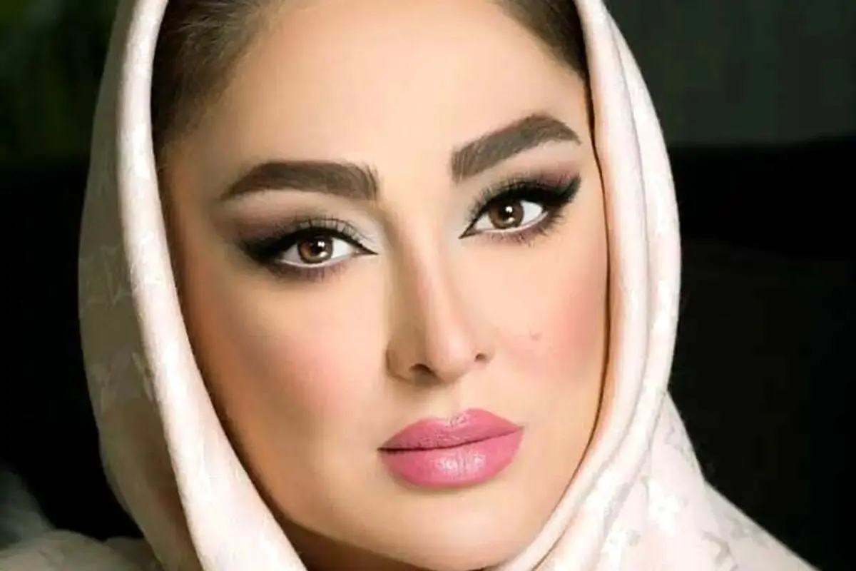 تصویر جدید و خاص الهام حمیدی با مانتو کتی آبی رنگ و دکمه دار برای خانم‌های شیک‌پوش