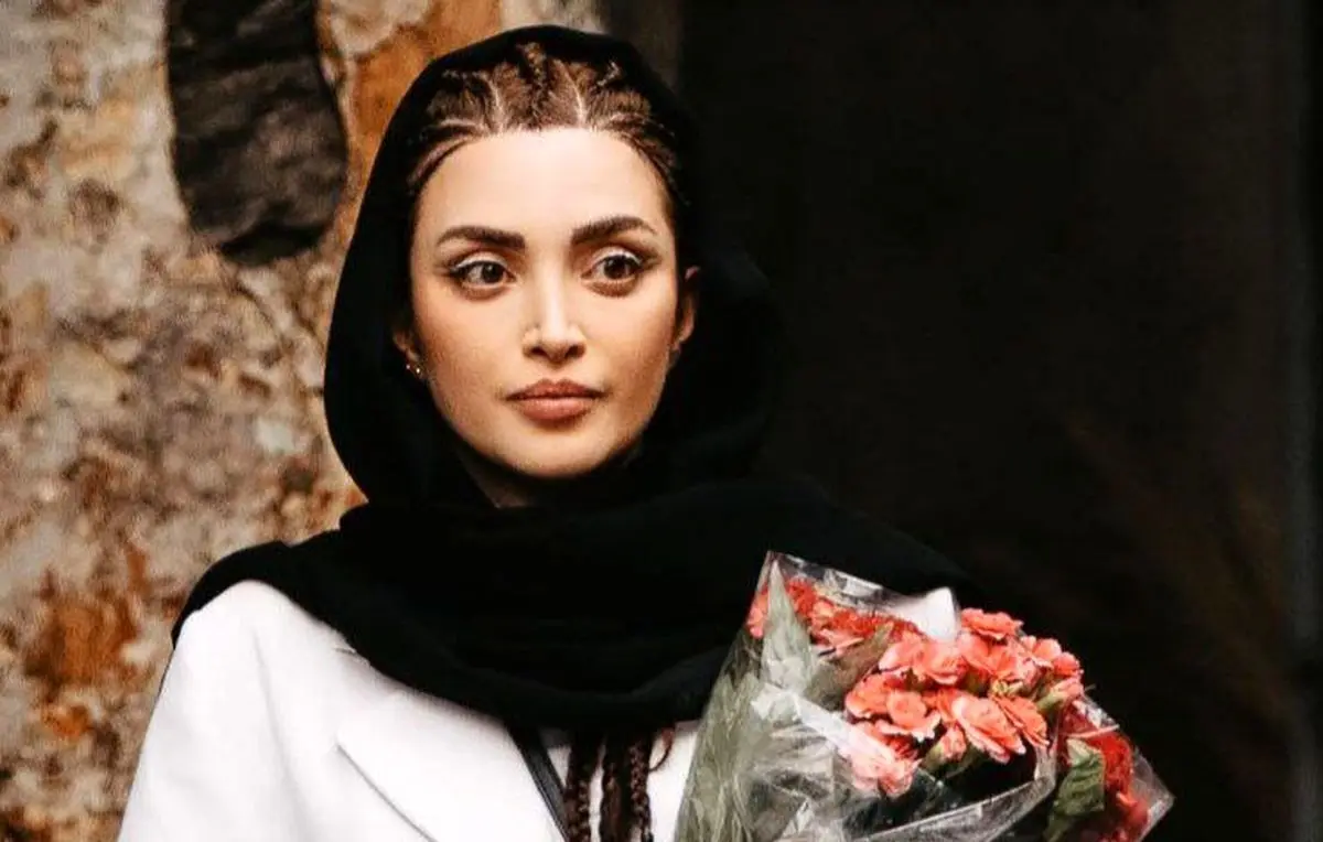 عکس جذاب و دیده‌نشده از اتاق مطالعه خانم بازیگر بهنوش طباطبایی با دکور فانتزی و کتاب‌های جالب