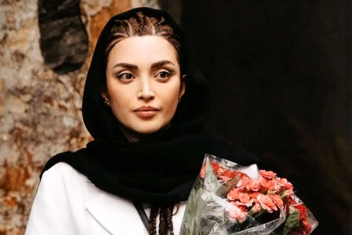 عکس جذاب و دیده‌نشده از اتاق مطالعه خانم بازیگر بهنوش طباطبایی با دکور فانتزی و کتاب‌های جالب