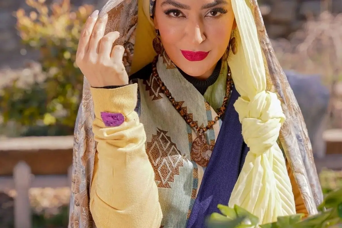 مانتوی متفاوت و عجیب فریبا طالبی؛ استایلی خاص و برشهای نوآورانه در صفحه اینستاگرام بازیگر معروف