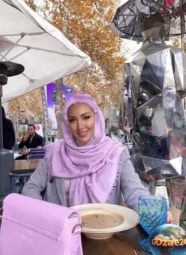 تصویر جذاب چیدمان میز خانم مینا مختاری، همسر بهرام رادان، با ظروف منحصربه‌فرد و استایل خاص در کنار داستان موفقیت او در صنعت مد و فشن