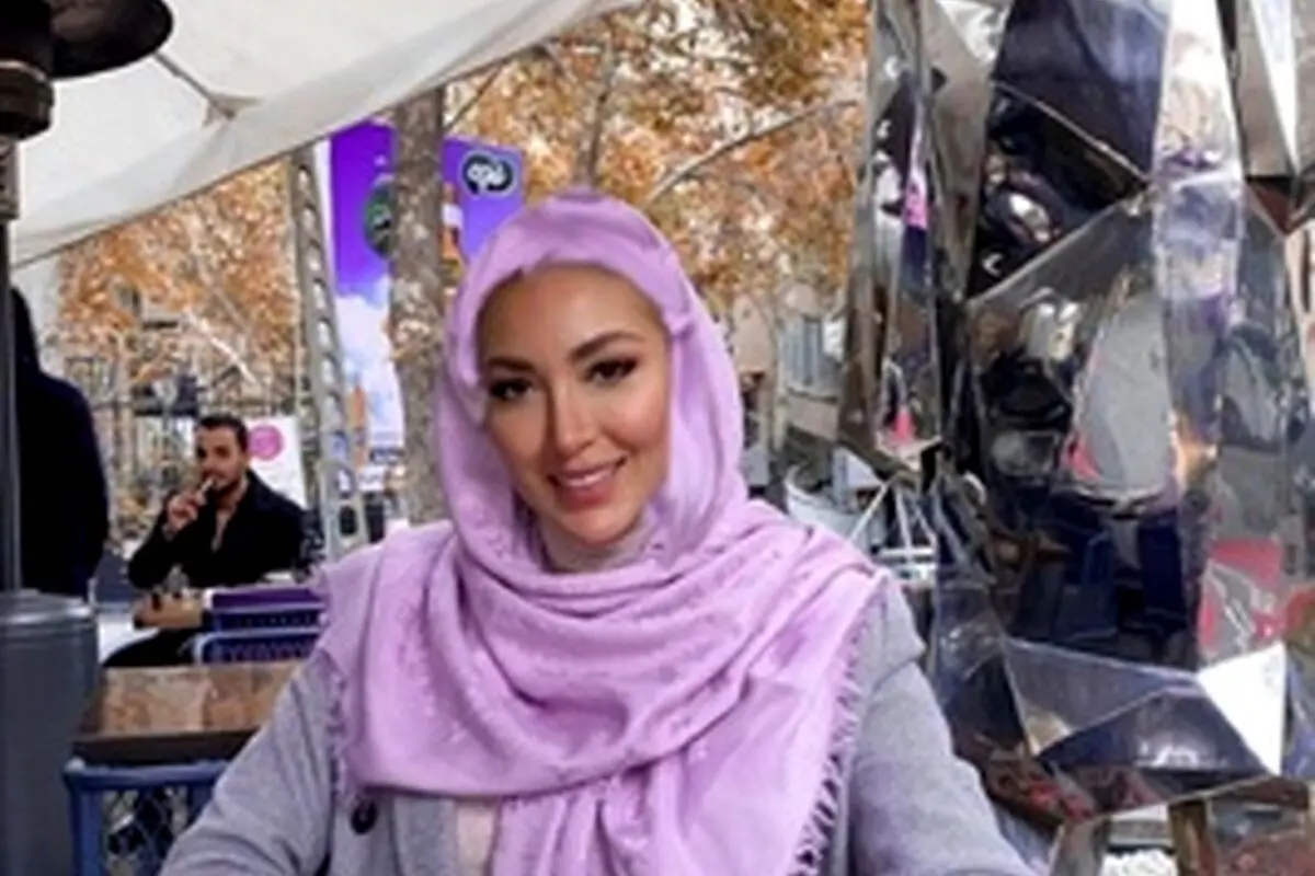 تصویر جذاب چیدمان میز خانم مینا مختاری، همسر بهرام رادان، با ظروف منحصربه‌فرد و استایل خاص در کنار داستان موفقیت او در صنعت مد و فشن