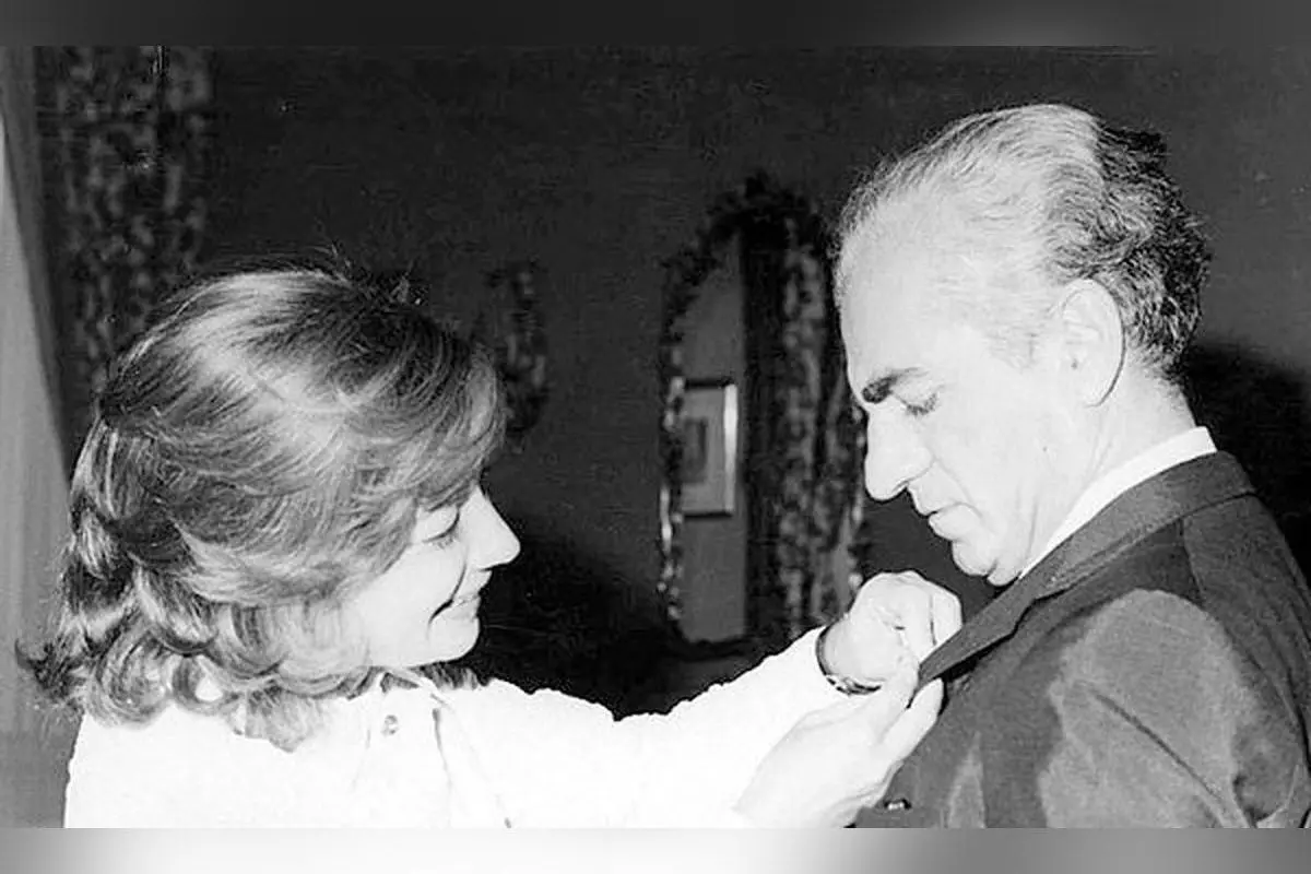 تصویر تاریخی اشرف پهلوی در کنار محمدرضا و فرح دیبا در مراسم تاجگذاری ۱۹۶۷ در تهران