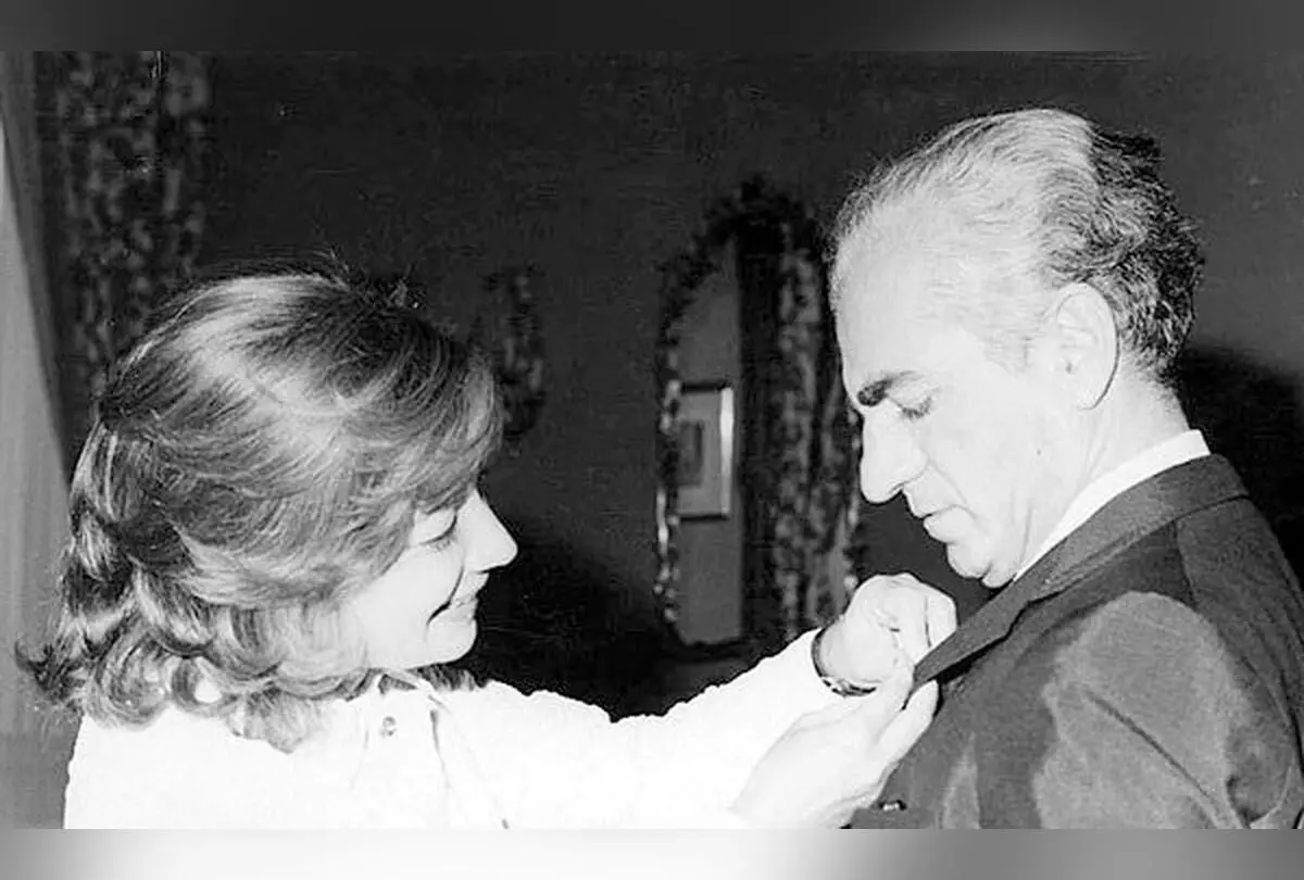 تصویر تاریخی اشرف پهلوی در کنار محمدرضا و فرح دیبا در مراسم تاجگذاری ۱۹۶۷ در تهران