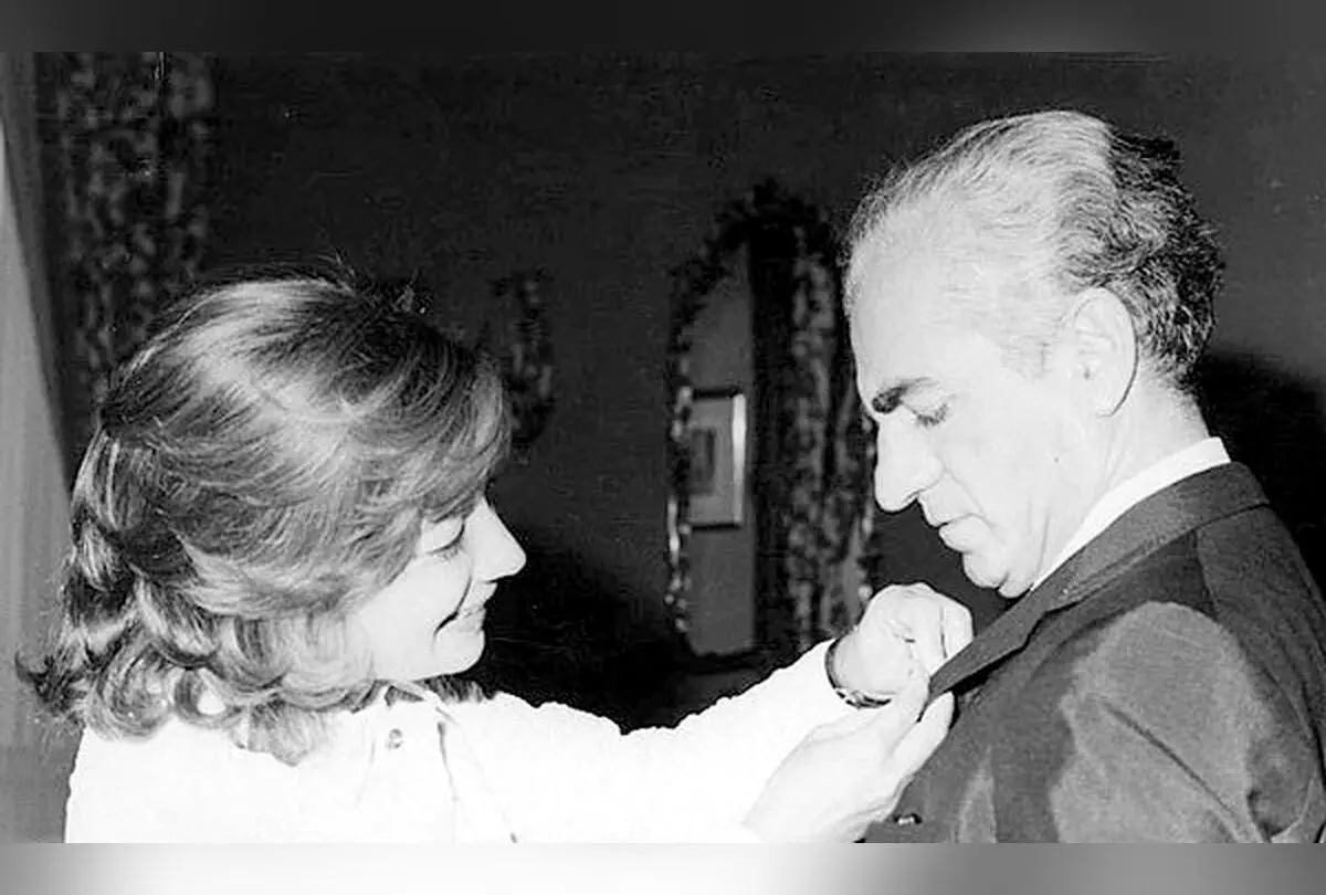 تصویر تاریخی اشرف پهلوی در کنار محمدرضا و فرح دیبا در مراسم تاجگذاری ۱۹۶۷ در تهران