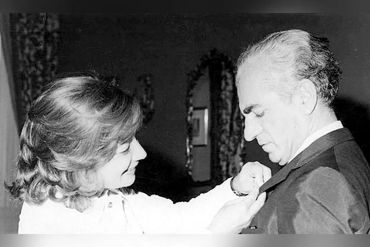 تصویر تاریخی اشرف پهلوی در کنار محمدرضا و فرح دیبا در مراسم تاجگذاری ۱۹۶۷ در تهران