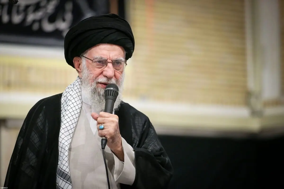 تصویری قدیمی از ۱۲ سالگی رهبر انقلاب در مصاحبه روزنامه اطلاعات سال ۱۳۶۴