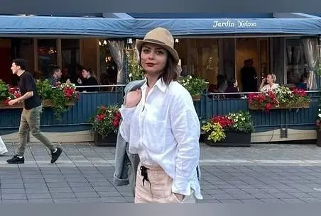 مبل مجلل خانم بازیگر کانادایی در عکس جدید؛ لوکسی بی‌نظیر و جذاب