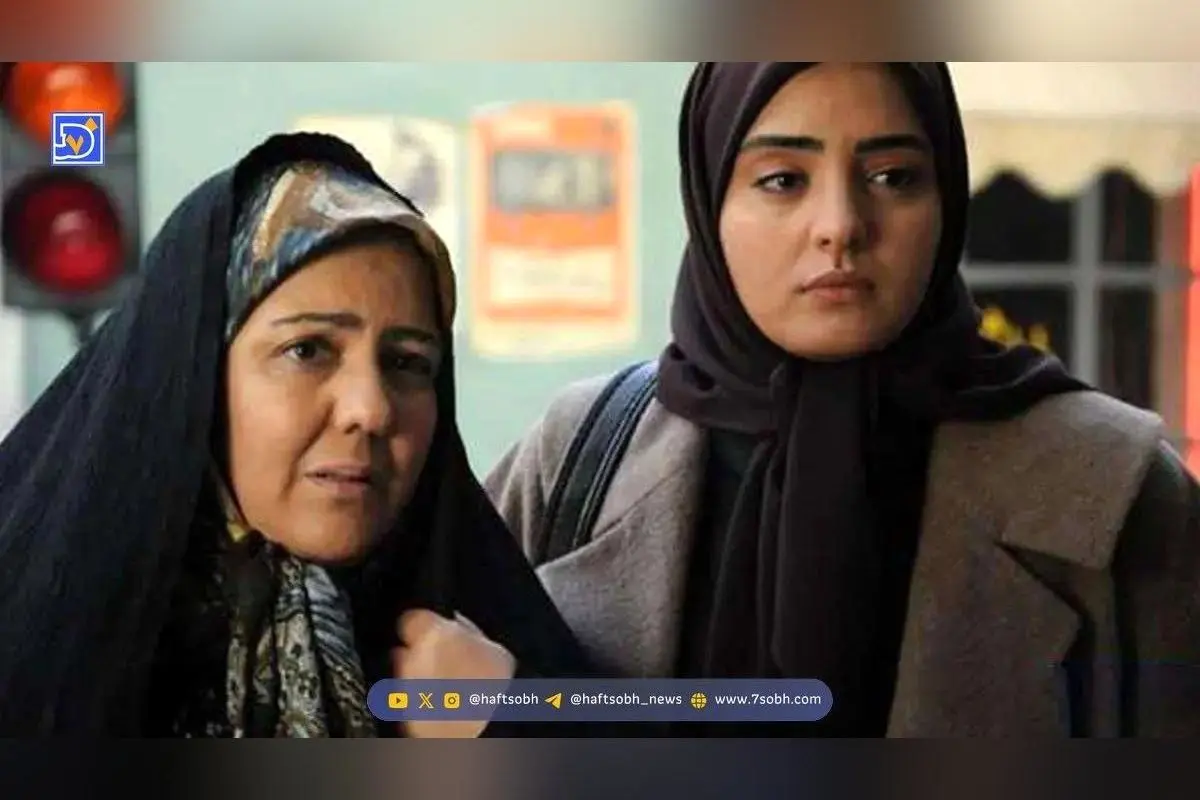 عکس میز عزای ساده و شیک زویا امامی با دیزاین طبیعی و معنوی در مراسم یادبود