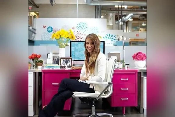 ایده‌های جسیکا آلبا برای طراحی دفتر کار مدرن و الهام‌بخش | راهنمای فنگ شویی برای آرامش و بهره‌وری