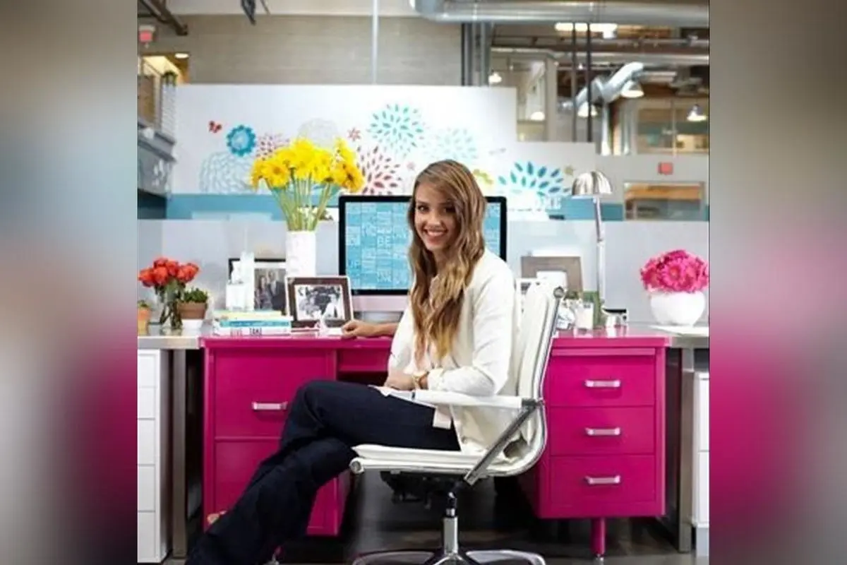 ایده‌های جسیکا آلبا برای طراحی دفتر کار مدرن و الهام‌بخش | راهنمای فنگ شویی برای آرامش و بهره‌وری