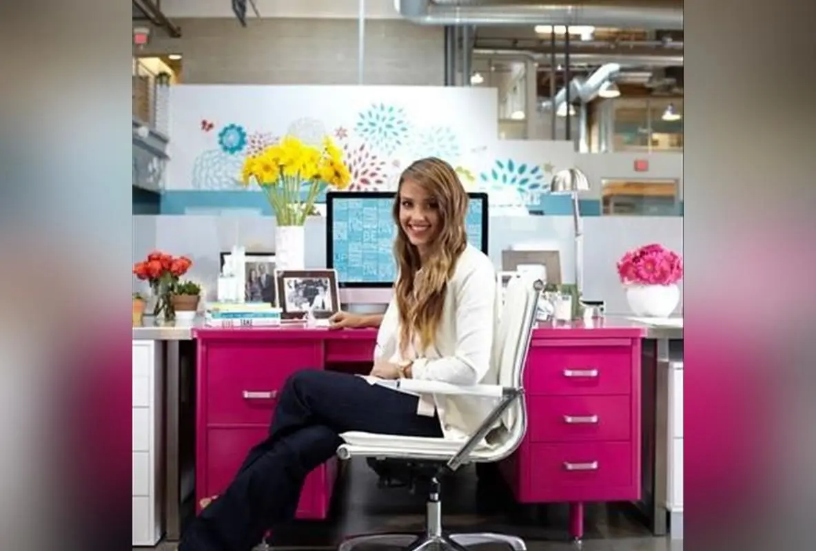 ایده‌های جسیکا آلبا برای طراحی دفتر کار مدرن و الهام‌بخش | راهنمای فنگ شویی برای آرامش و بهره‌وری