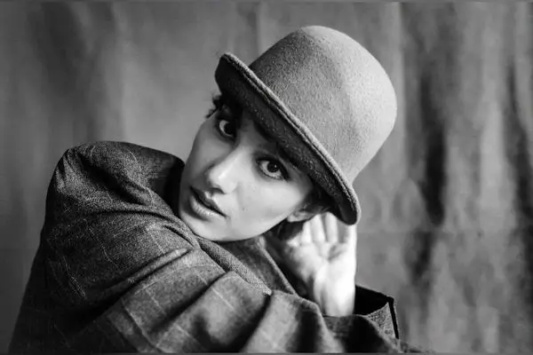 خانه مدرن و ساده دنیز دانش، بازیگر تاسیان با طراحی داخلی هماهنگ و رنگ‌های ملایم