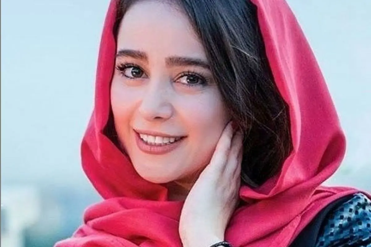 نقاشی زیبا و چشمنواز الناز حبیبی در لباس زنان قرون وسطایی