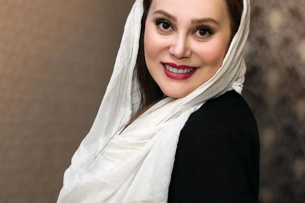 تیپ متفاوت و شیک آرام جعفری در مزون لباس با کلاه فرانسوی؛ استایل خاص و جذاب یک بازیگر برجسته