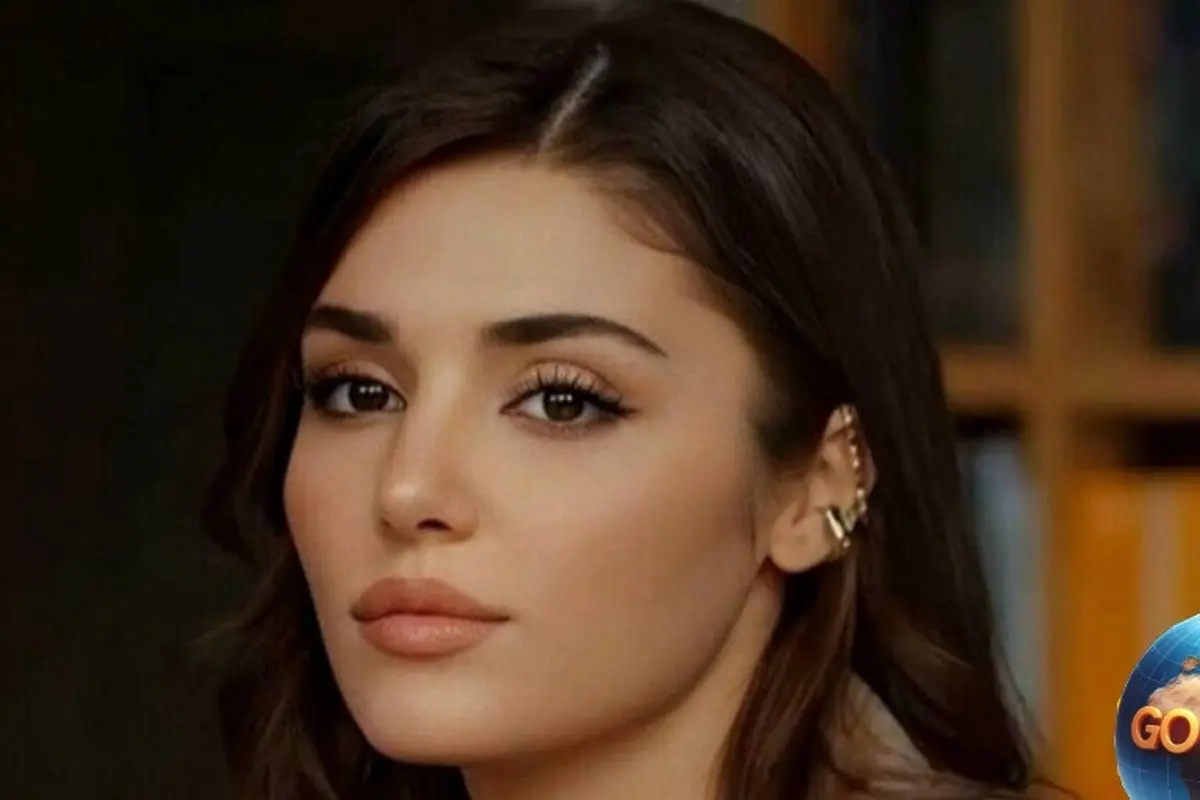 تصاویر درخت کریسمس سفید و لوکس هانده ارچل با کیک چندطبقه مجلل در کنار خانواده | دکوراسیون شیک و باکلاس