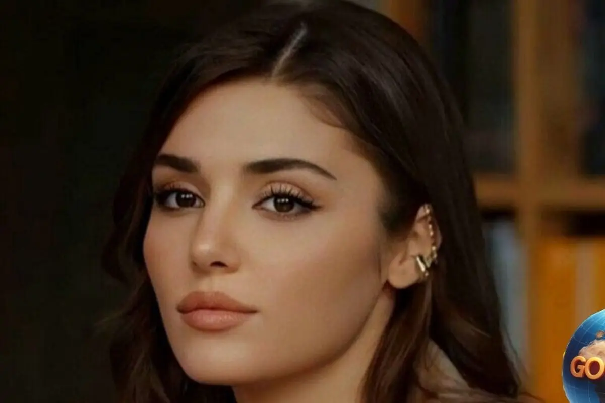 تصاویر درخت کریسمس سفید و لوکس هانده ارچل با کیک چندطبقه مجلل در کنار خانواده | دکوراسیون شیک و باکلاس