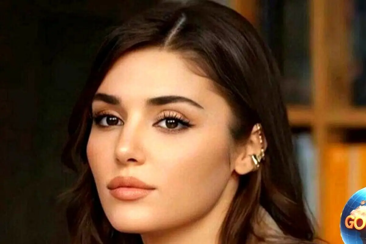 تصاویر درخت کریسمس سفید و لوکس هانده ارچل با کیک چندطبقه مجلل در کنار خانواده | دکوراسیون شیک و باکلاس
