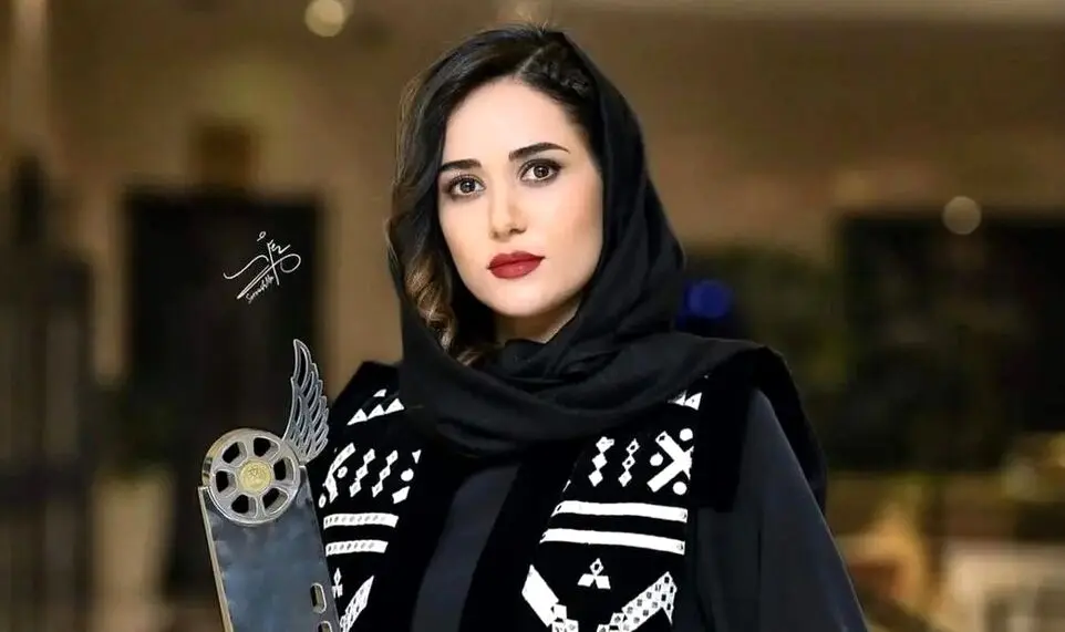 تصاویر جدید و زیبا از پریناز ایزدیار در شب مهتابی با حال و هوای عاشقانه