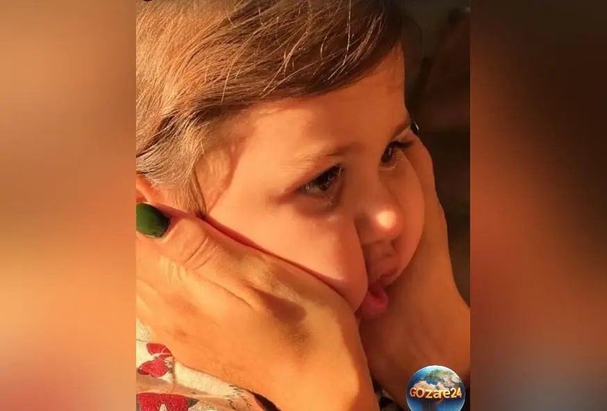 تصاویر بانمک و لحظات باحوصله همسر شاهرخ استخری از لاک زدن دخترش نبات در فضای شیک و لوکس اتاق خوابشان