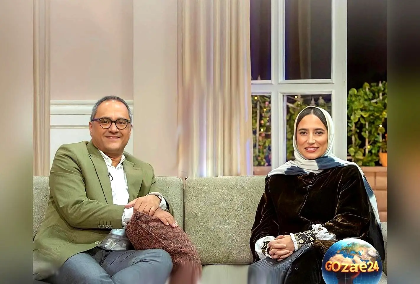 نگاهی به دکوراسیون منزل رامبد جوان؛ از پذیرایی قدیمی و دمُده تا آشپزخانه مدرن با جزیره رنگی و یخچال ساید بای‌ساید