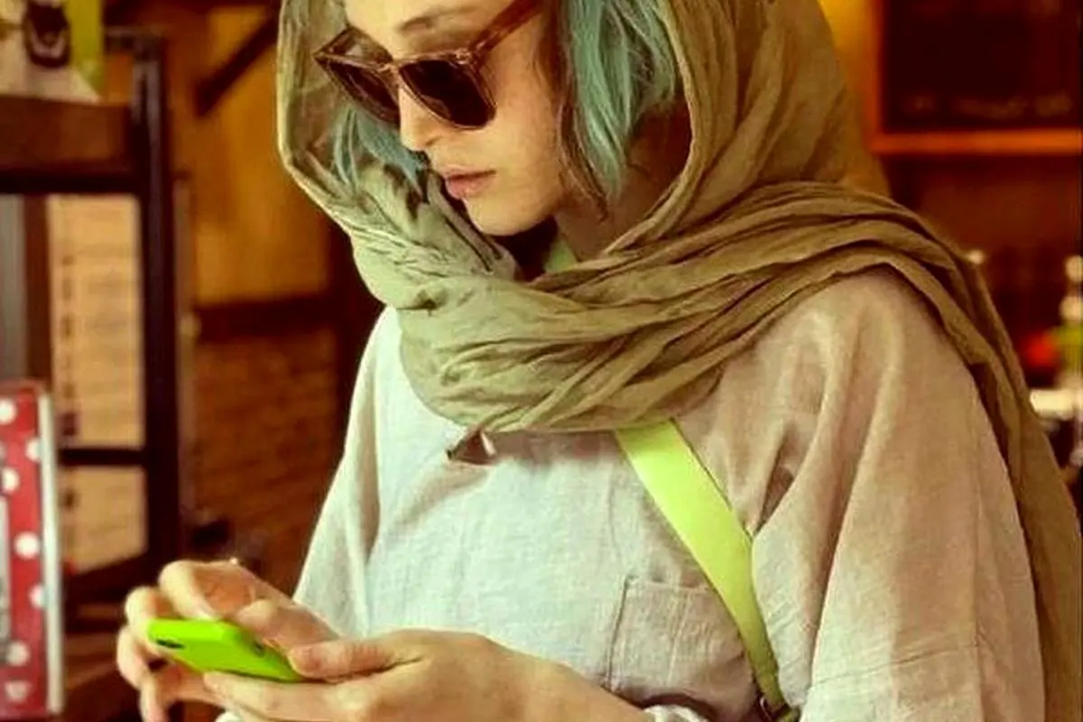 عکس جدید فرشته حسینی و نوید محمدزاده در کنار ماشین و ساحل دریا با استایل لوکس