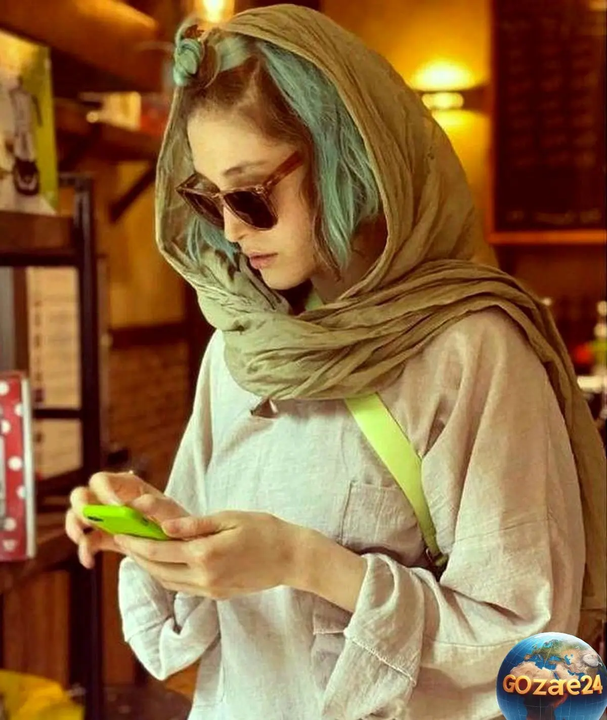 عکس جدید فرشته حسینی و نوید محمدزاده در کنار ماشین و ساحل دریا با استایل لوکس