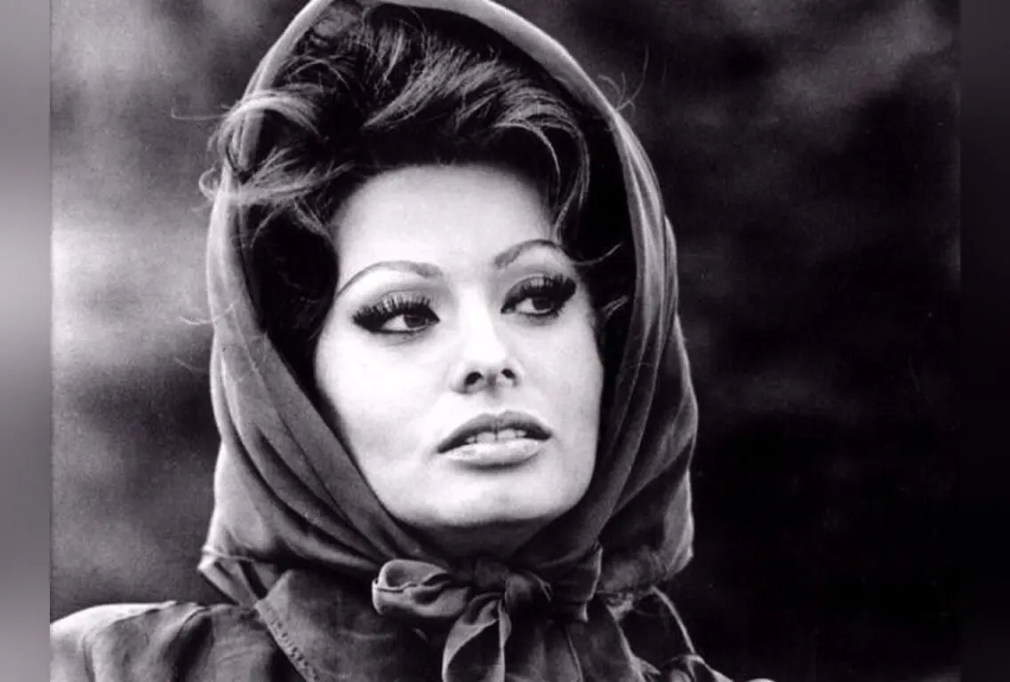 ویلای لوکس سوفیا لورن در حومه رم با ۵۰ اتاق، باغ انگور و پله‌های مرمرین؛ داستان ساخت و زندگی ستاره سینما