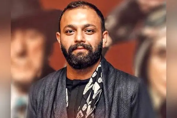 دکوراسیون میز کار صابر ابر در خانه با حضور یک مهمان ناخوانده؛ نگاهی متفاوت به فضای شخصی بازیگر ایرانی