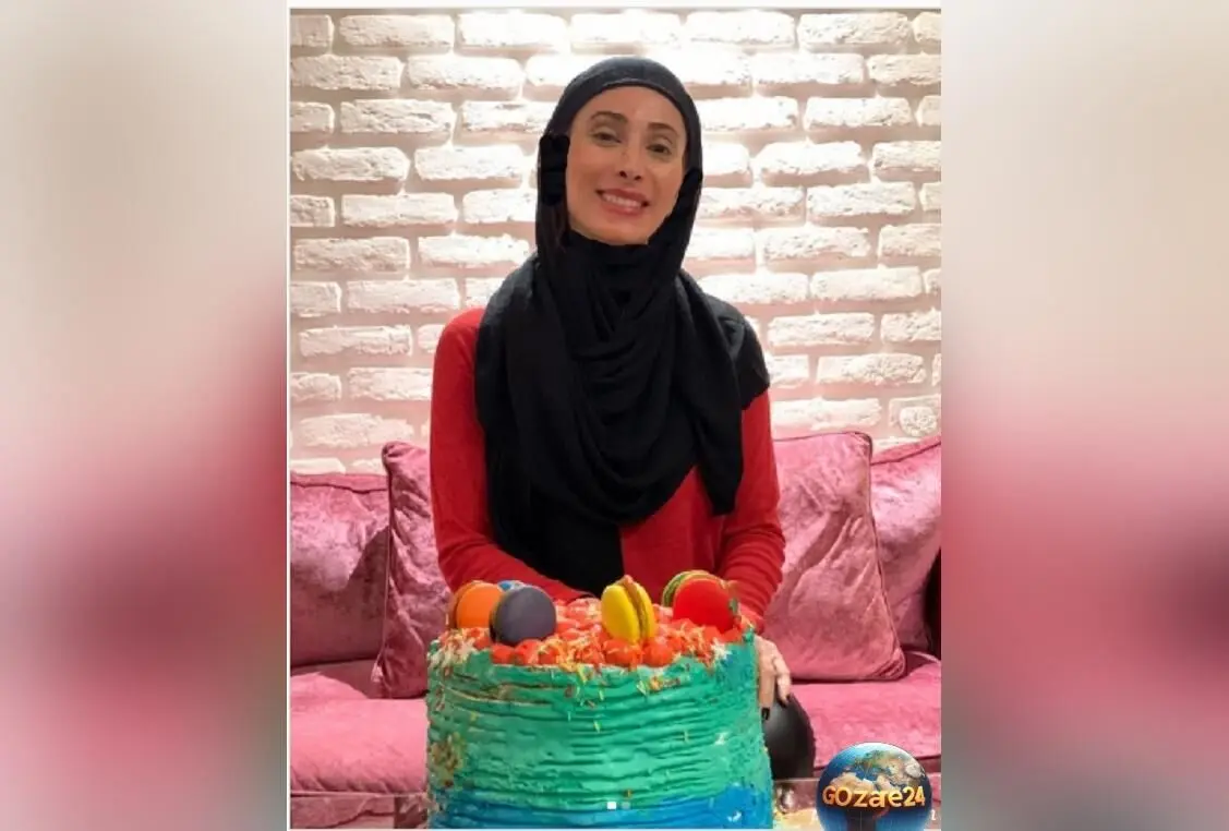 تصاویر لو رفته از دکور خانه سحر زکریا در سریال جدید مهران مدیری؛ مبلمان چرم قهوه‌ای، شومینه سلطنتی و آینه قدیمی دیوارکوب