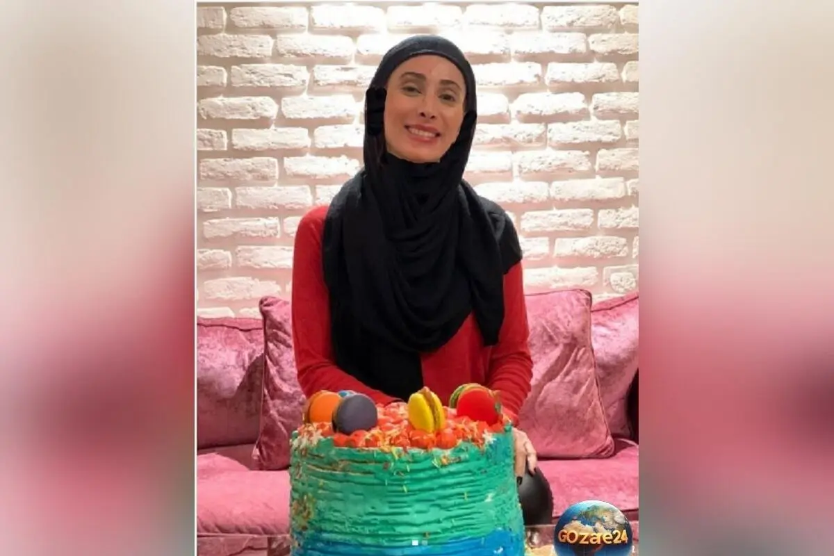 تصاویر لو رفته از دکور خانه سحر زکریا در سریال جدید مهران مدیری؛ مبلمان چرم قهوه‌ای، شومینه سلطنتی و آینه قدیمی دیوارکوب