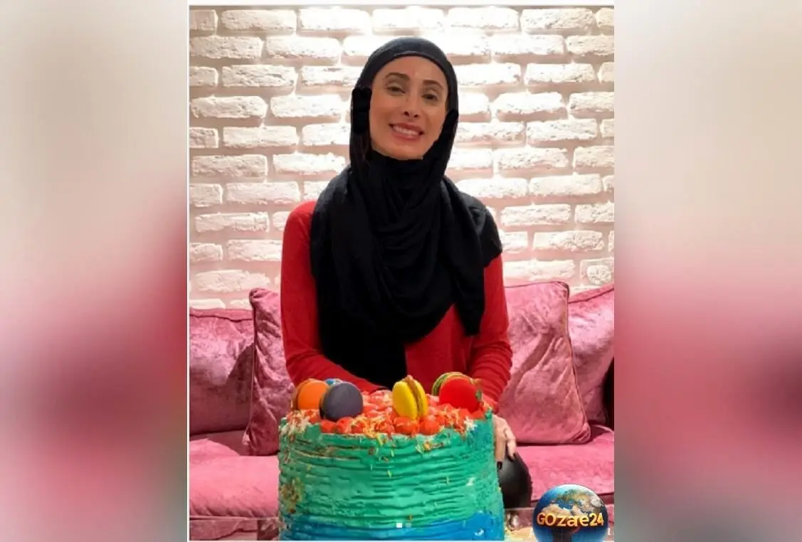تصاویر لو رفته از دکور خانه سحر زکریا در سریال جدید مهران مدیری؛ مبلمان چرم قهوه‌ای، شومینه سلطنتی و آینه قدیمی دیوارکوب