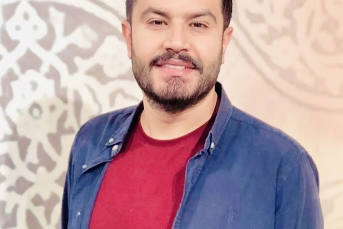 جشن تولد ۳۷ سالگی پیمان طالبی، مجری برنامه طبیب در فضای دنج و رمانتیک خانه‌اش + عکس