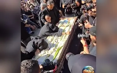 تصاویر و لحظات تلخ وداع خانواده محمد کاسبی در مراسم تشییع و سخنرانی احساسی دخترش در فضای مجازی