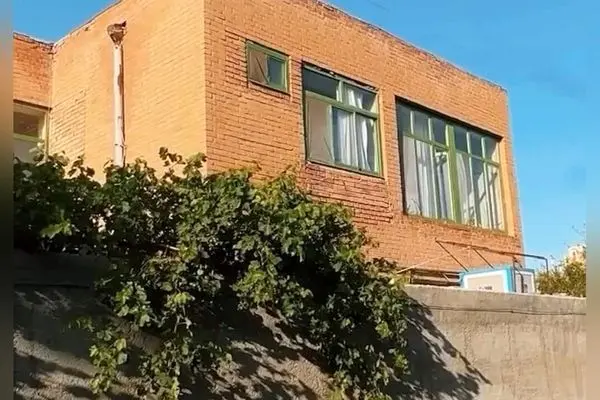 خانه پدری مسعود پزشکیان، منزل قدیمی و تاریخی در ارومیه با حیاط پر از درخت و بوته‌های انگور