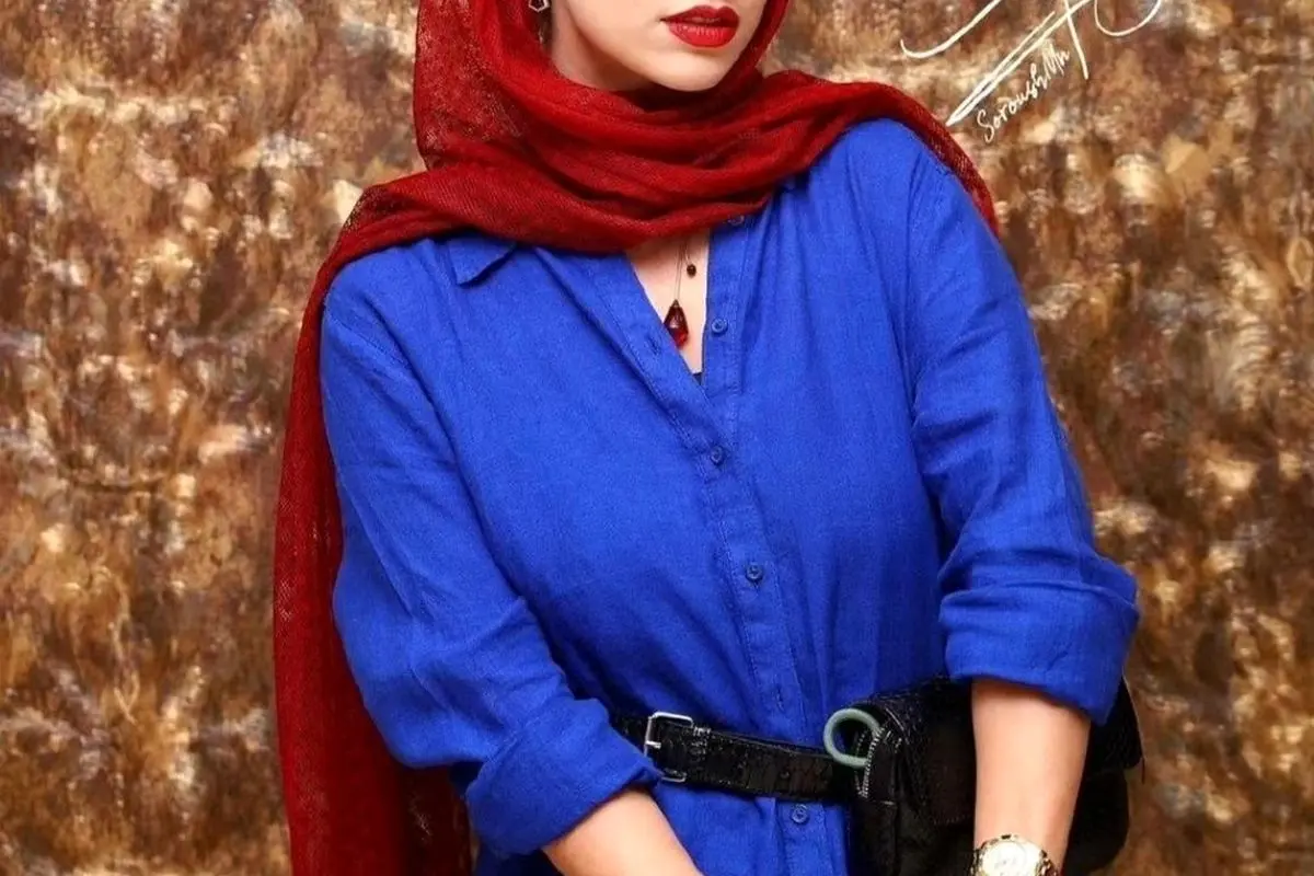 عکس هنری لاله مرزبان با گلهای کاغذی، عینک خاص و منظره دلنشین در اینستاگرام