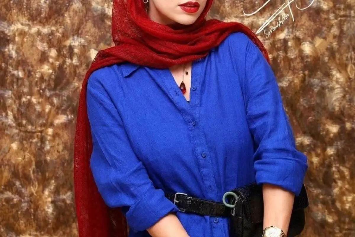 عکس هنری لاله مرزبان با گل‌های کاغذی، عینک خاص و منظره دلنشین در اینستاگرام