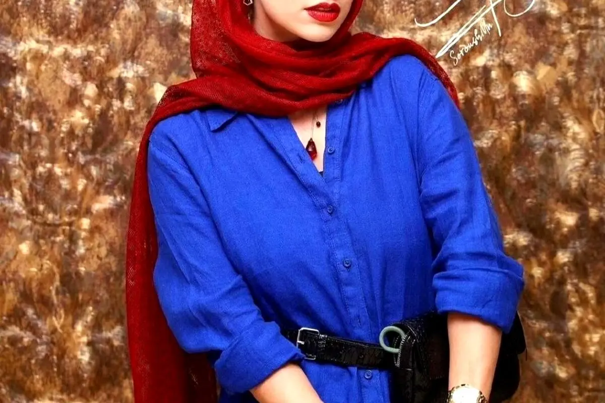 عکس هنری لاله مرزبان با گل‌های کاغذی، عینک خاص و منظره دلنشین در اینستاگرام