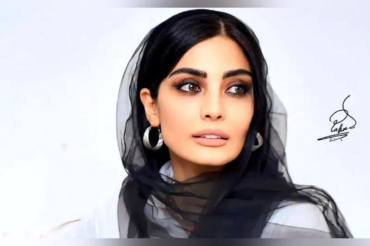 تصویر جدید و شیک صحرا اسداللهی در محیطی سنتی و هنری ایرانی؛ نماد تلفیق زیبای مدرن و سنت
