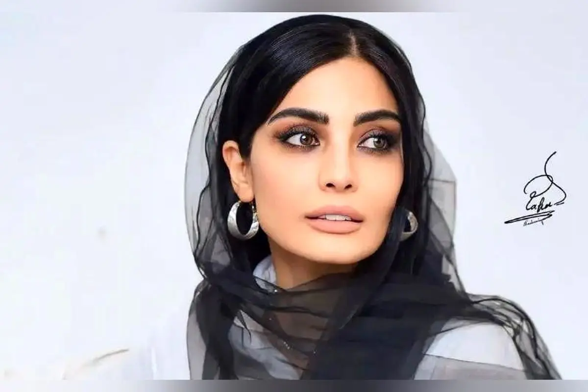 تصویر جدید و شیک صحرا اسداللهی در محیطی سنتی و هنری ایرانی؛ نماد تلفیق زیبای مدرن و سنت