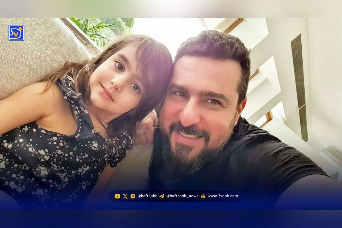 محسن کیایی با تصویر خنده‌دار دخترش؛ لحظه شیطنت و خنده‌های کودکانه در کنار بازی نقاشی