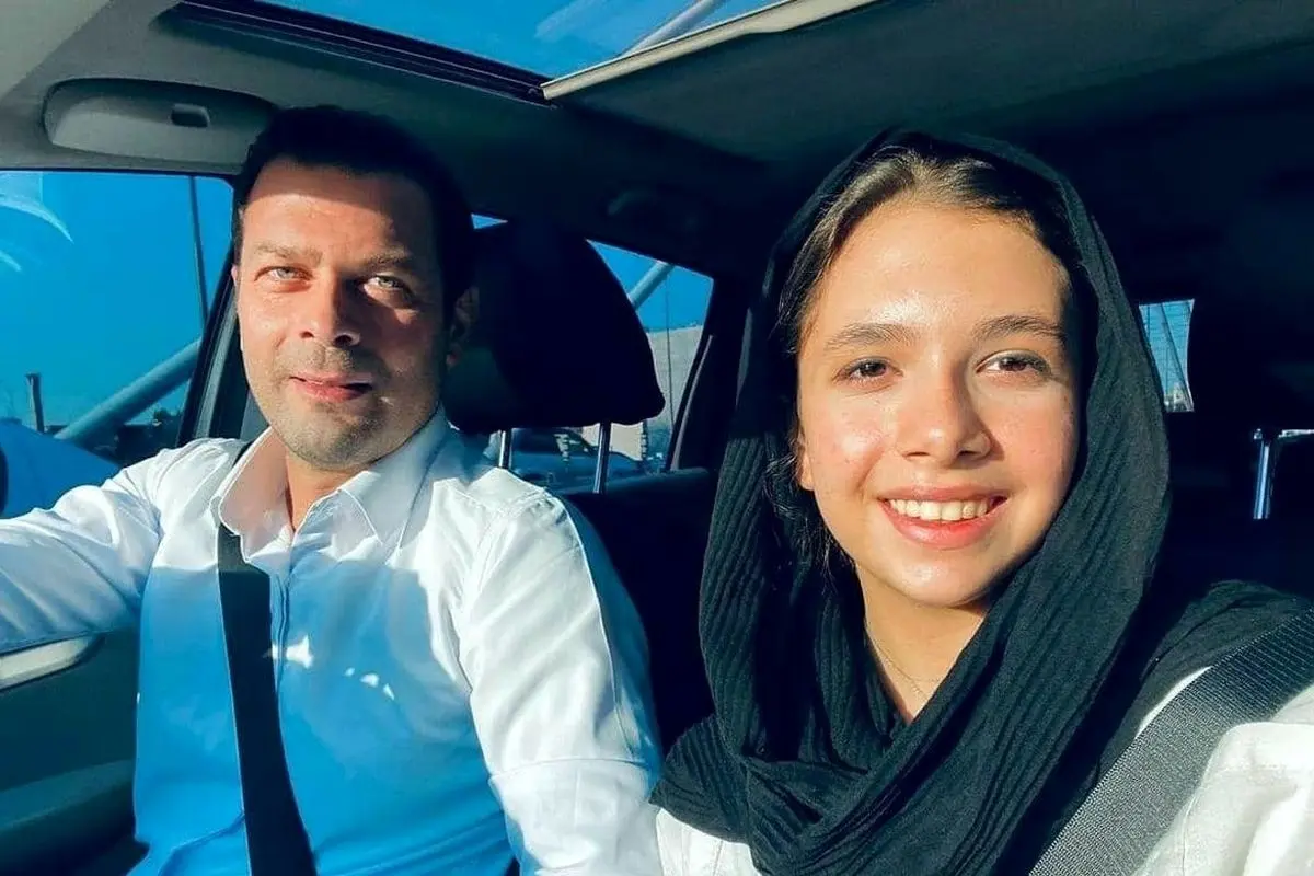 خانهای مدرن و دلنشین با عناصر سنتی در منزل پژمان بازغی: ترکیبی از فرش ایرانی، پردههای رنگی و طراحی هنری