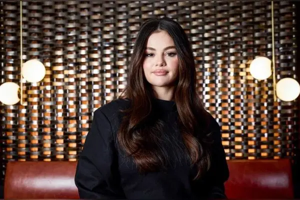 سلنا گومز در رستوران ایرانی با دکوراسیون سنتی و ژست عاشقانه در کنار فضای نوستالژیک